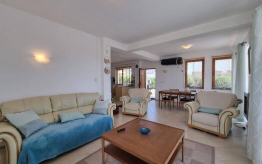 Двухэтажный дом с бассейном в Горица без таксы поддержки ID: 56447